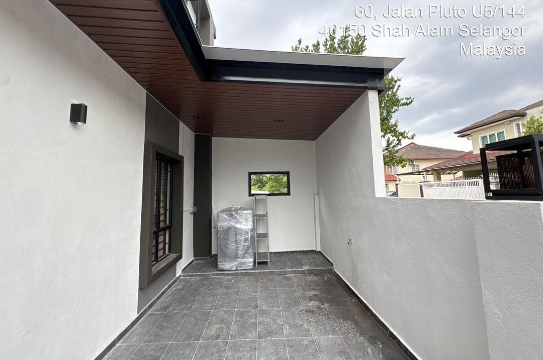 Steel awning with timber-look aluminium ceiling strip